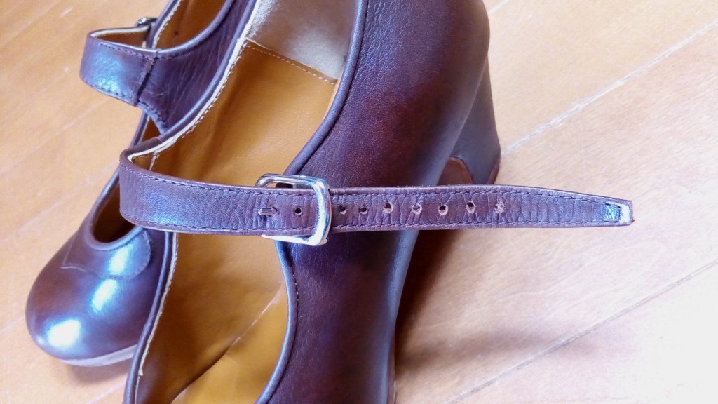 フラメンコシューズのベルトの穴あけの靴修理