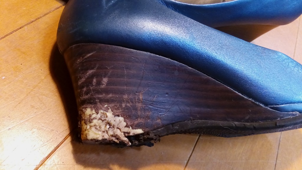 レディース・ウェッジソールの革巻交換の靴修理