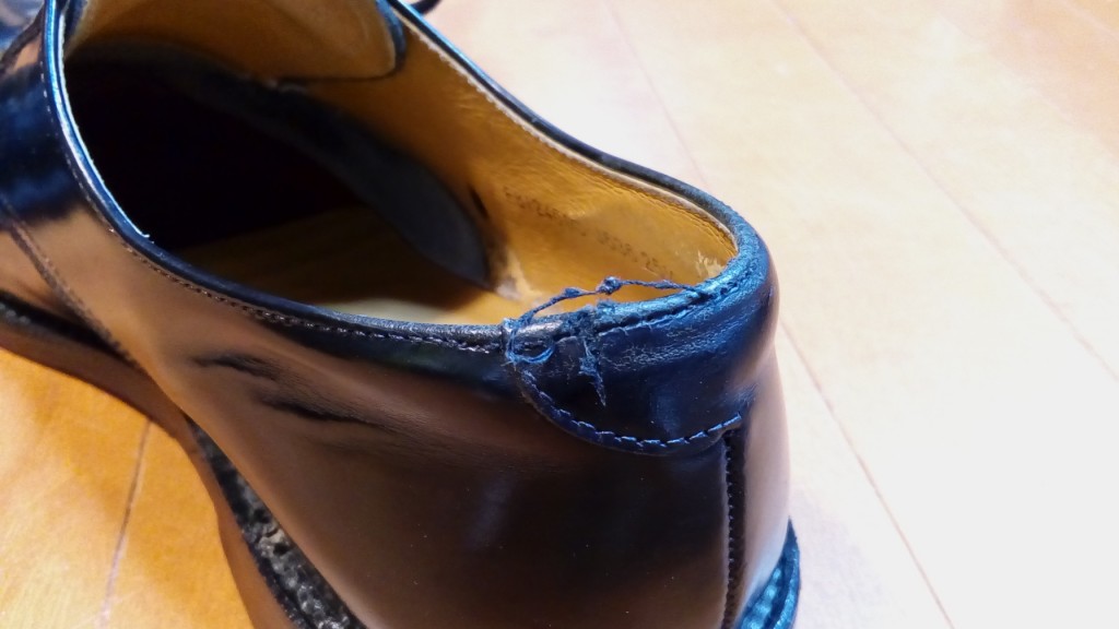 かかと部分のアッパー破れの補修の靴修理