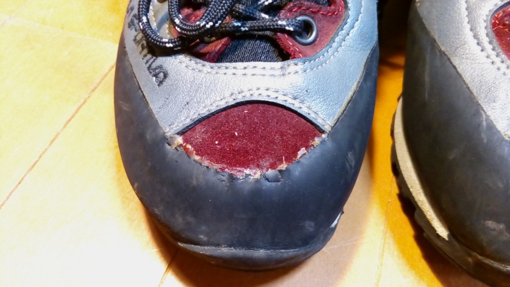 登山靴のつま先部分のポイントストレッチ＆つま先ゴム補修の靴修理