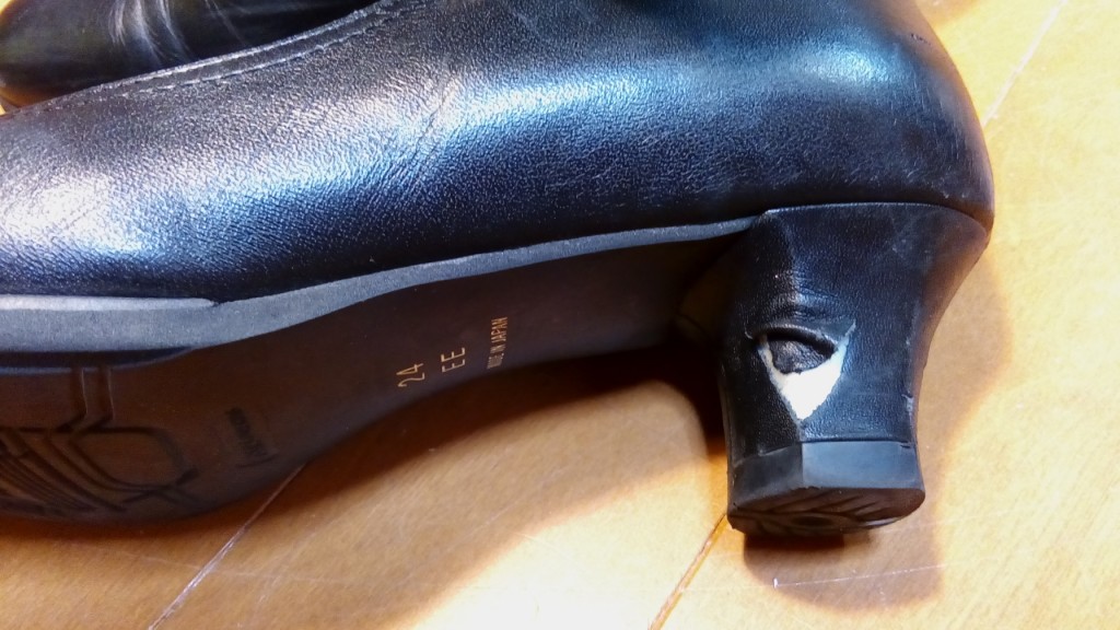 靴修理品95：パンプスのヒールの革めくれ補修の靴修理