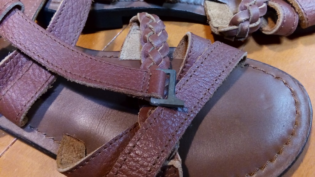 靴修理品97：サンダルの金具交換の靴修理