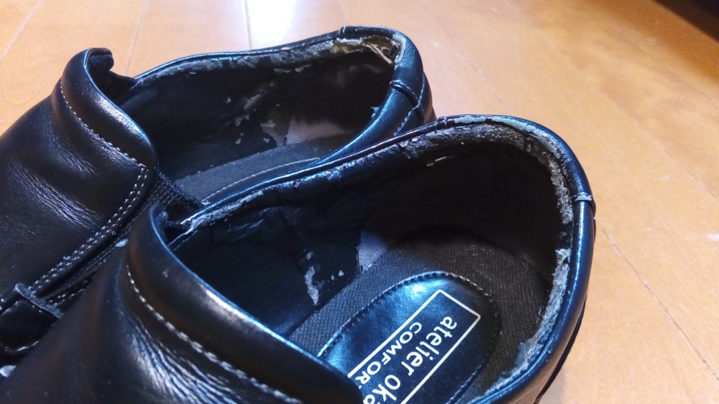 靴修理品106：女性用ウォーキングシューズの履き口の靴修理