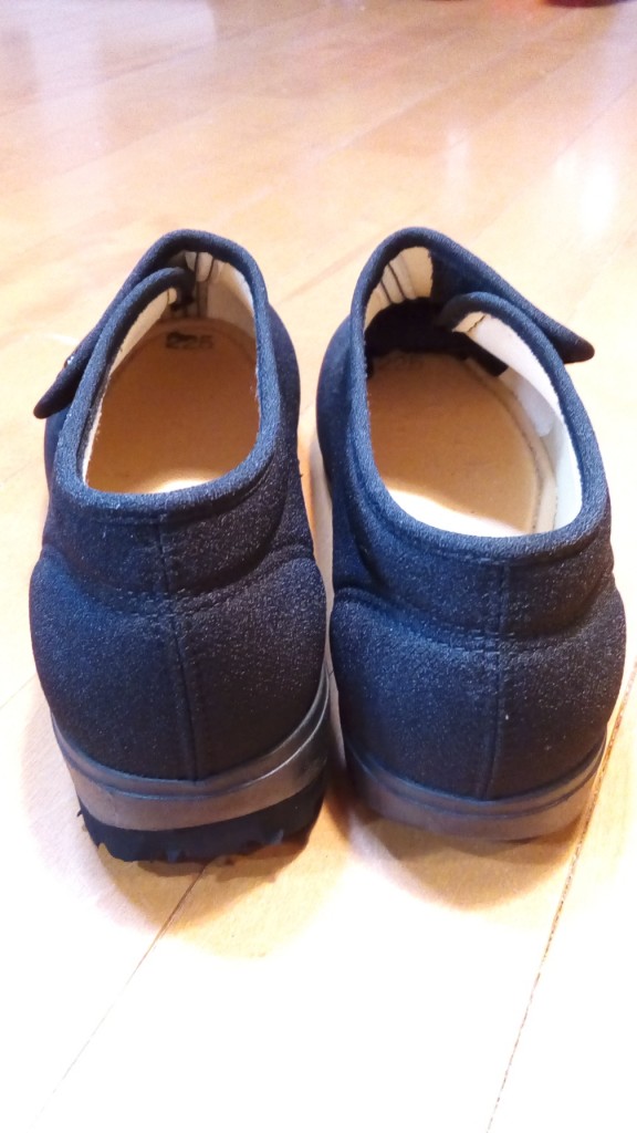 靴修理品116：左右の足の長さが違うために、片足だけスポンジソールを貼る靴修理