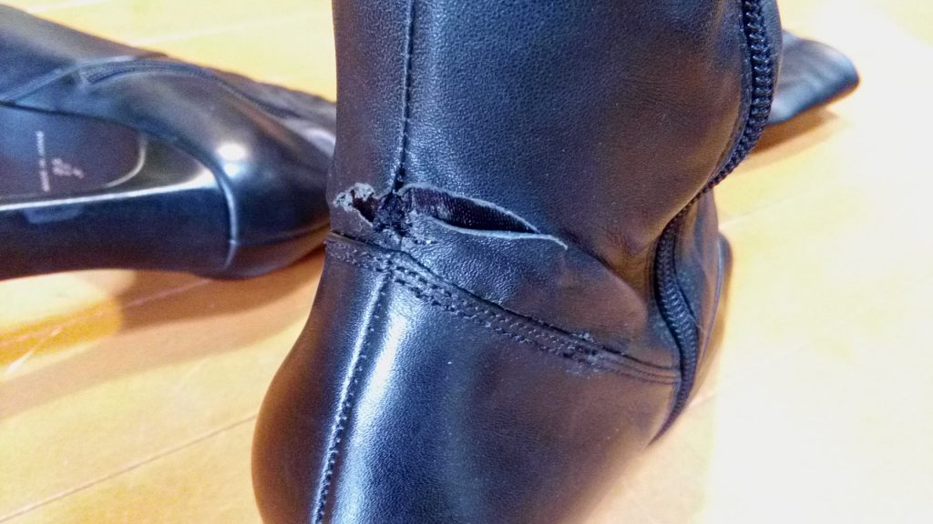 靴修理品133：レディースロングブーツのアッパー破れ補修の靴修理