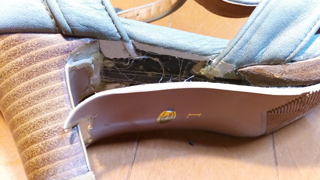 靴修理品146：レディースサンダルのオールソールの靴修理