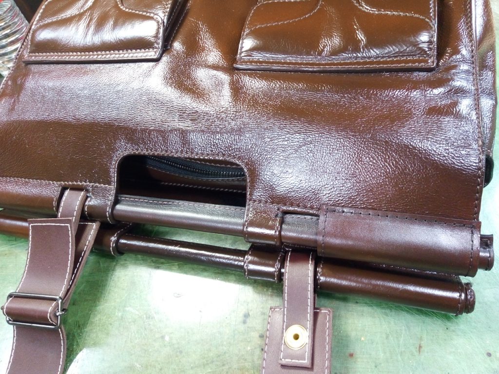 カバンの革色補修＆ベルト取り付け＆革補修の鞄修理