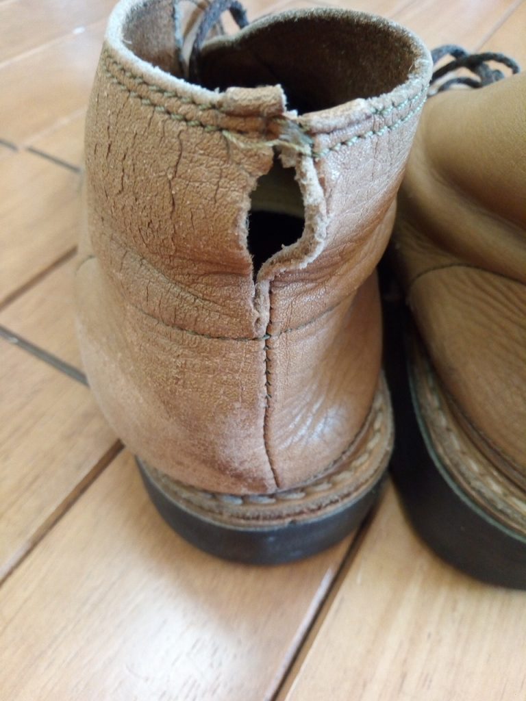 ウオーキングシューズのアッパーかかと部分の補修の靴修理