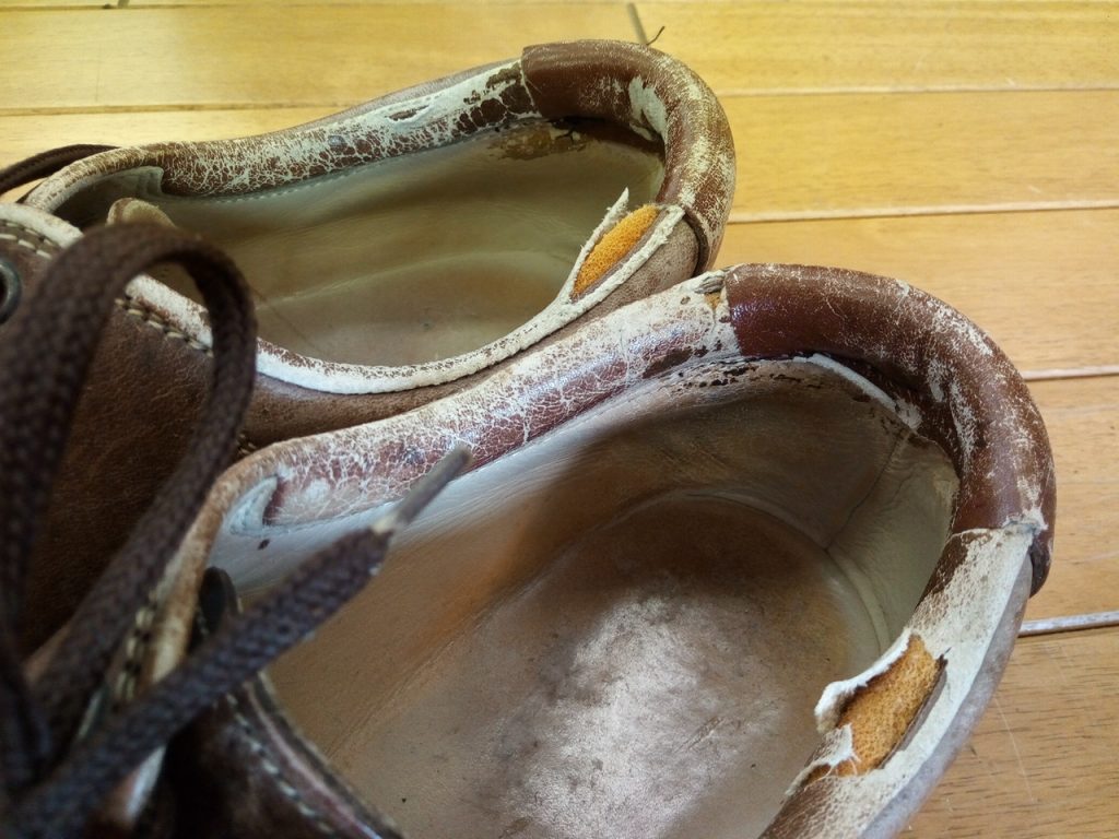 メンズシューズのアッパーかかと部分の破れ補修の靴修理