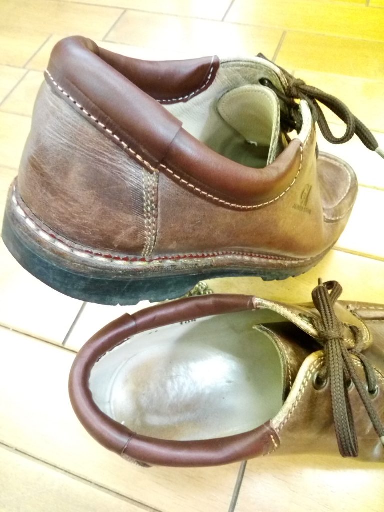 メンズシューズのアッパーかかと部分の破れ補修の靴修理