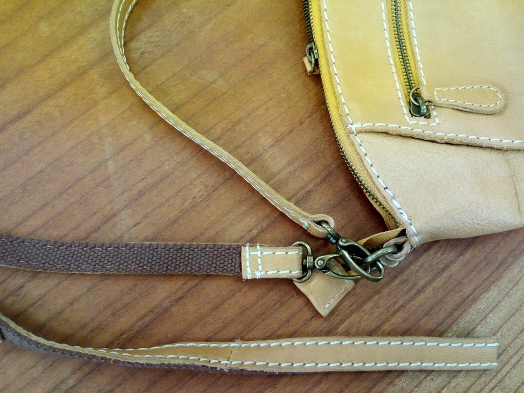 レディースバッグの持ち手の革を短くする鞄修理