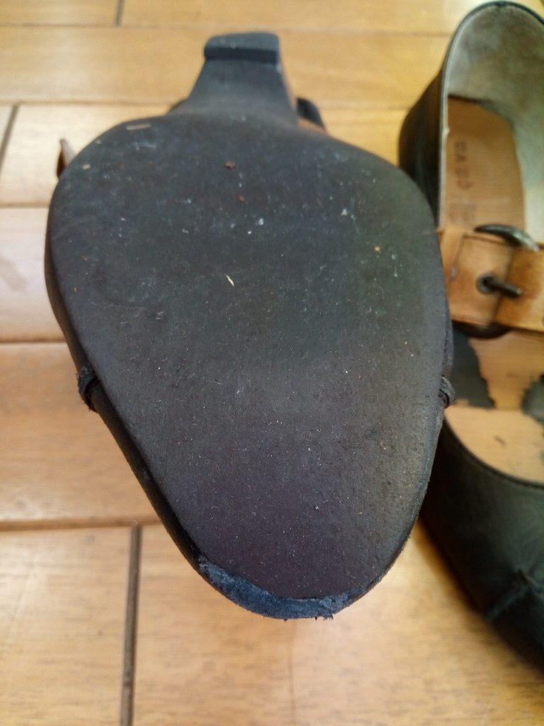 ストラップパンプスのつま先補修＆インソール交換の靴修理