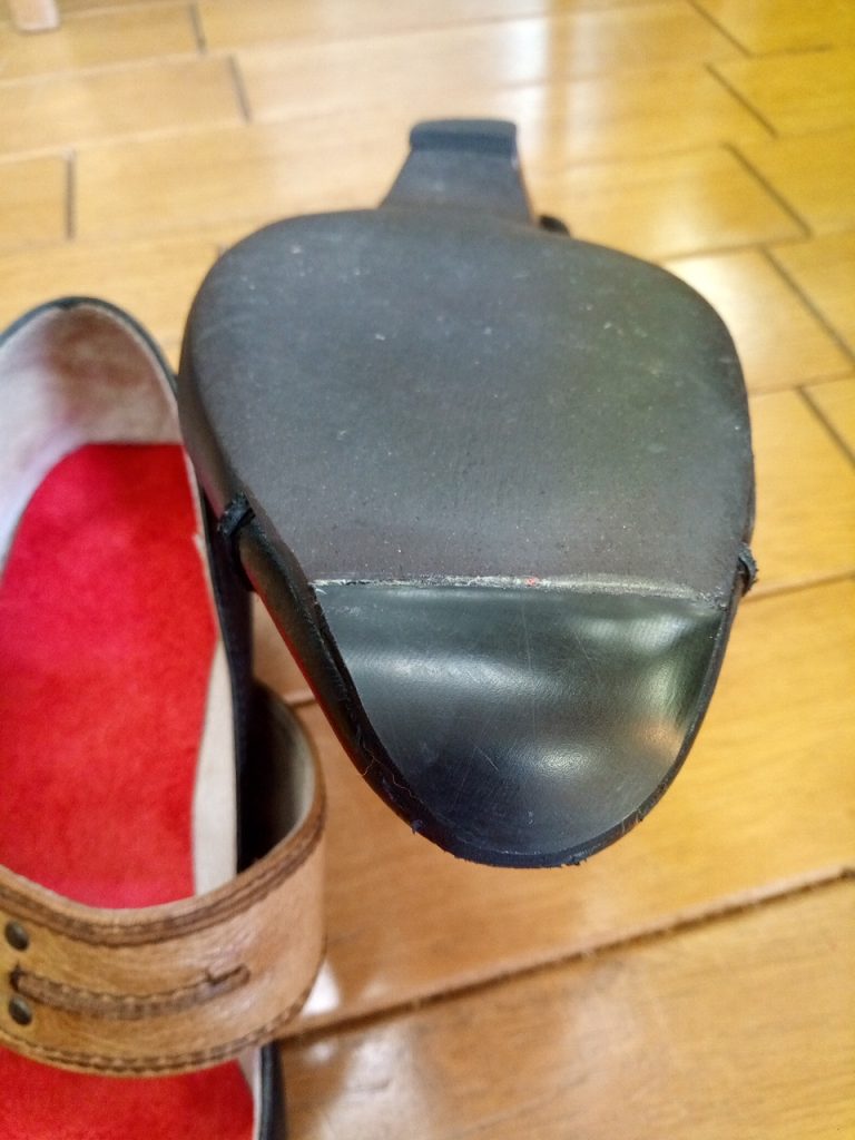 ストラップパンプスのつま先補修＆インソール交換の靴修理