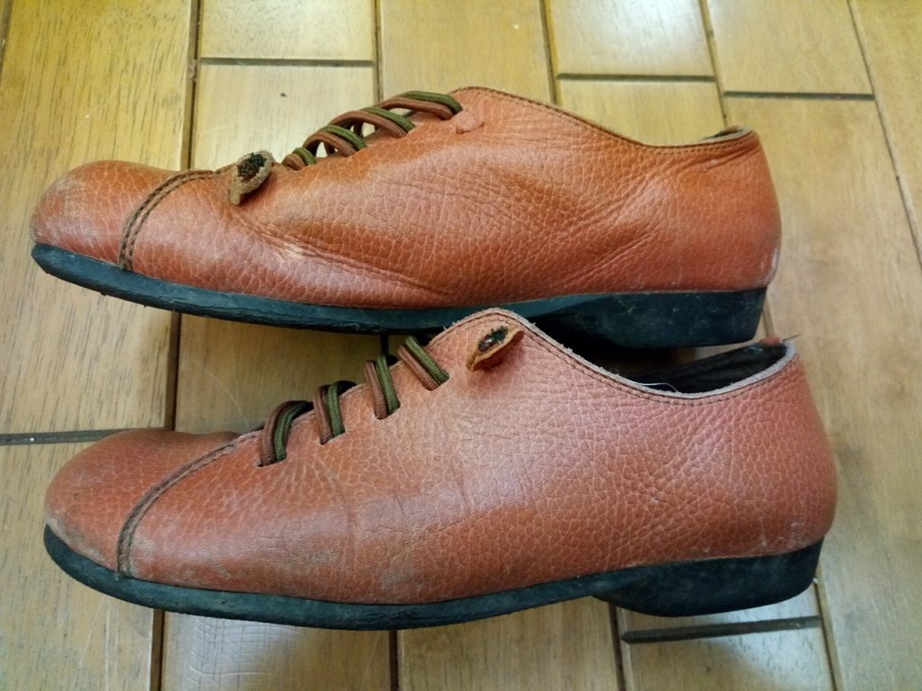 レディース・ウォーキングシューズのアッパー色補修の靴修理