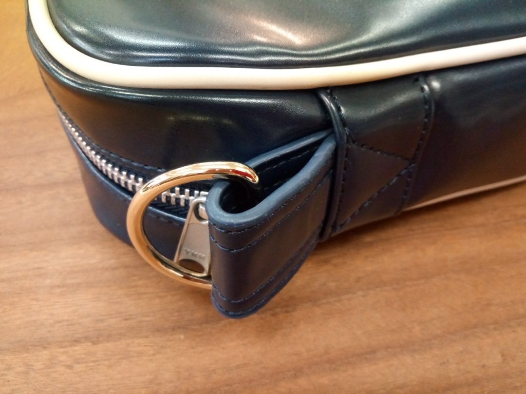 ネイビーのバッグの金具取付交換の鞄修理