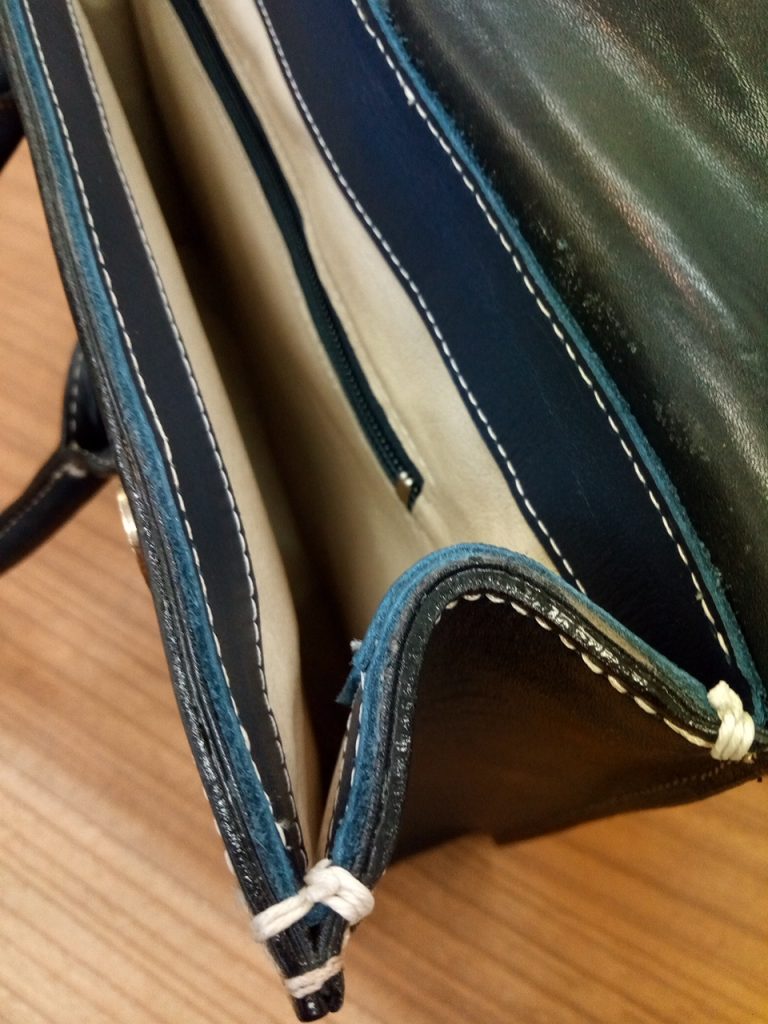 キタムラのネイビーのバッグの内側の革の張替の鞄修理