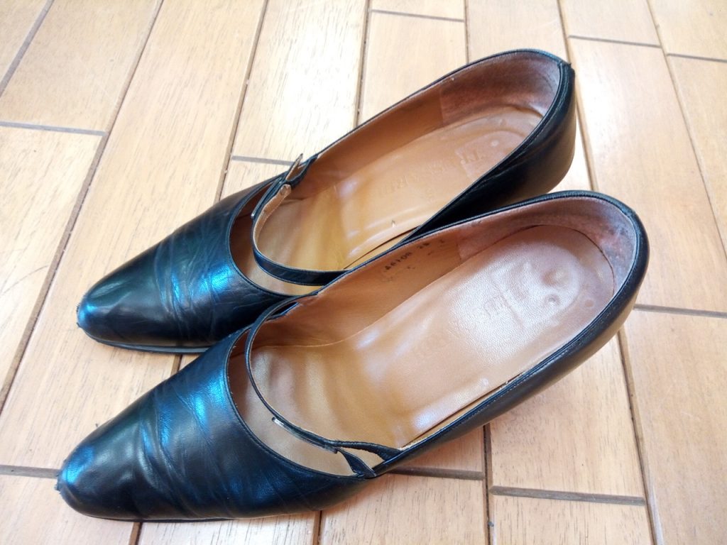 レディース・トラサルディのパンプスのヒール巻革補修の靴修理