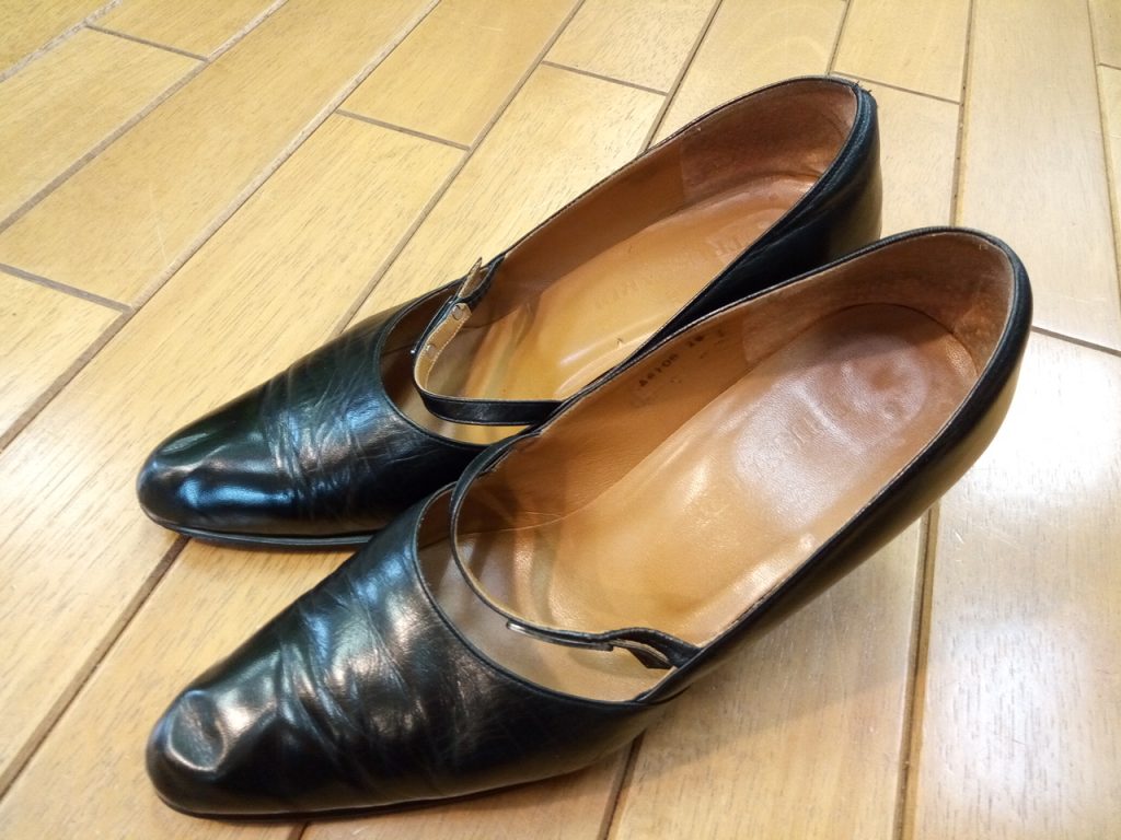 レディース・トラサルディのパンプスのヒール巻革補修の靴修理
