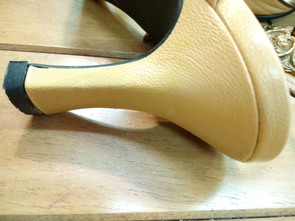 レディース・トラサルディのサンダルのヒール巻革補修の靴修理