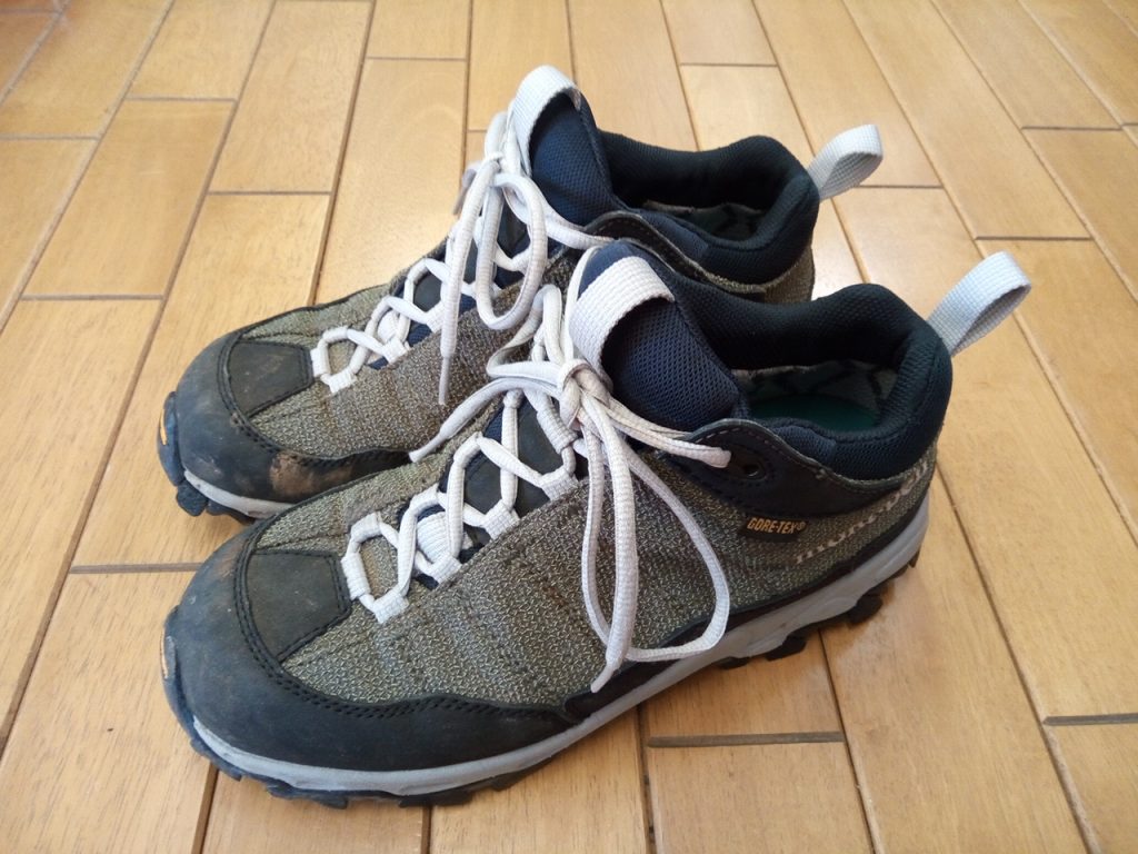 スニーカーのソール貼り付けの靴修理