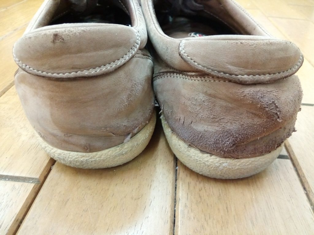 モンクレールのレザースニーカーのアッパー補修＆ソール貼り付けの靴修理