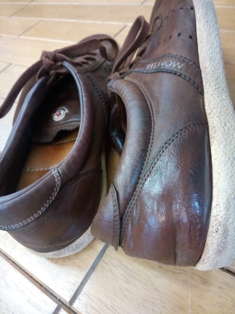 モンクレールのレザースニーカーのアッパー補修＆ソール貼り付けの靴修理