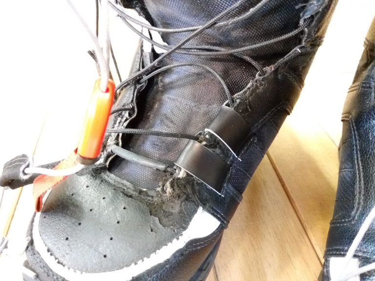 スノーボード用ブーツのアッパー補修の靴修理